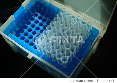 micropipette tip 108982521