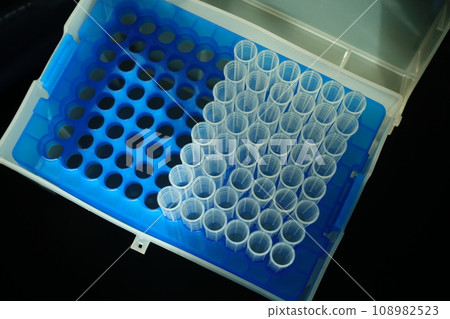 micropipette tip 108982523