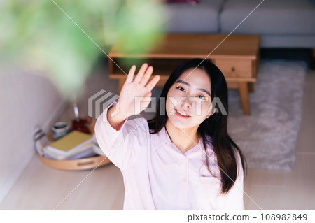 年輕女子伸手迎春風 108982849