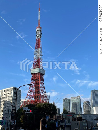 晴天時從赤羽橋十字路口欣賞東京鐵塔的景色 晴天時從赤羽橋十字路口欣賞東京鐵塔的景色 108983095