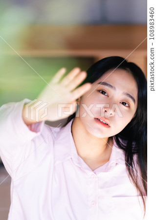 一位對新生活感到焦慮的年輕女子 108983460