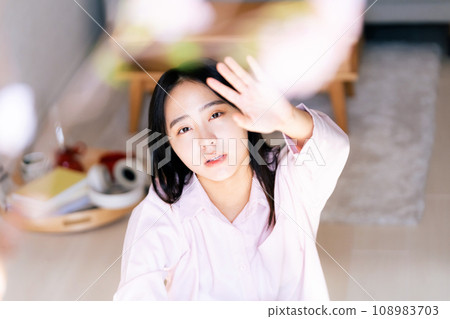 年輕女子伸手去摘櫻花 年輕女子伸手去摘櫻花 108983703