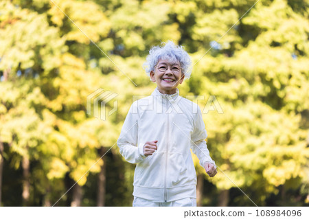 A woman in her 60s enjoying running 108984096