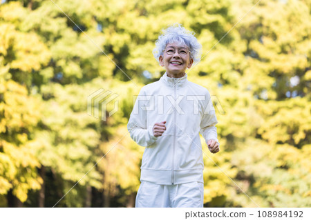 A woman in her 60s enjoying running A woman in her 60s enjoying running 108984192