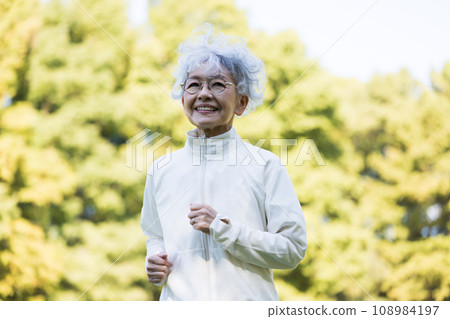 A woman in her 60s enjoying running A woman in her 60s enjoying running 108984197