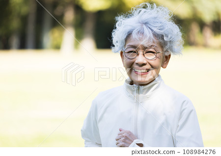 一位60多歲的女性喜歡跑步 108984276