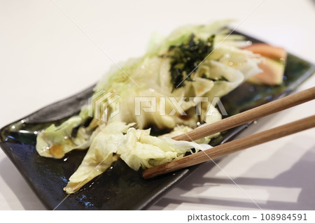 Lettuce and tomato salad 108984591