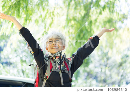 一位 60 多歲的女性喜歡健行 一位 60 多歲的女性喜歡健行 108984840