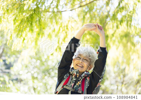 一位 60 多歲的女性喜歡健行 108984841