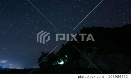 Shrine entrance and starry night 108984852