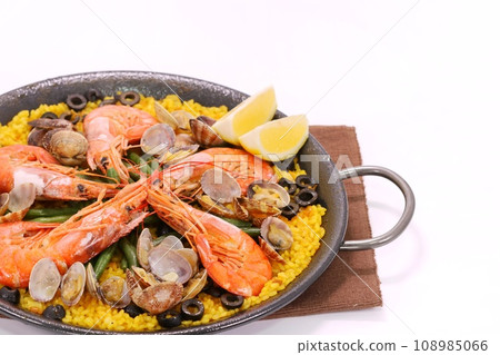 帶頭蝦和蛤蜊海鮮飯、海鮮、藏紅花黃米、明亮的背景 帶頭蝦和蛤蜊海鮮飯、海鮮、藏紅花黃米、明亮的背景 108985066