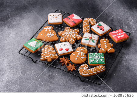Beautiful delicious sweet winter Christmas gingerbread cookies on a gray textured background 108985626