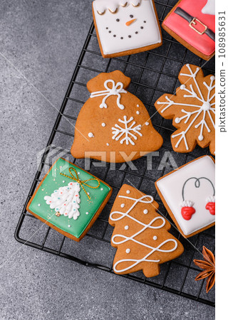 Beautiful delicious sweet winter Christmas gingerbread cookies on a gray textured background 108985631