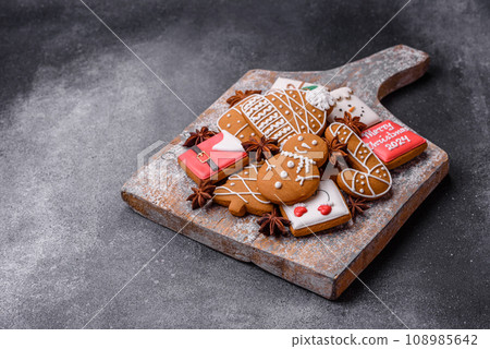 Beautiful delicious sweet winter Christmas gingerbread cookies on a gray textured background 108985642