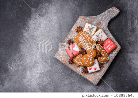 Beautiful delicious sweet winter Christmas gingerbread cookies on a gray textured background 108985643
