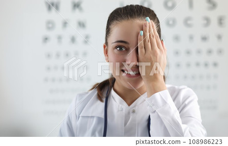 Pretty woman ophthalmologist 108986223