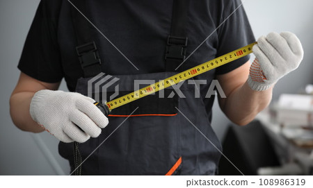 Man holding measuring device 108986319