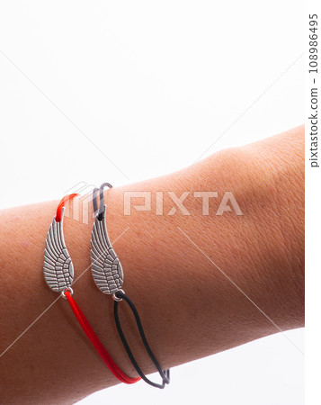 two pair bracelets are made of Korean rope and there is a love emblem that can be fused because there are magnets in it. 108986495