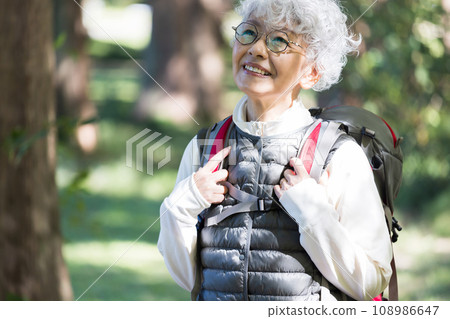 一位60多歲的女性喜歡爬山 108986647