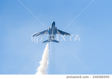 藍天上飛翔的松島空軍基地的藍色脈衝號 宮城縣東松島市 108986940