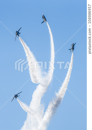 藍天上飛翔的松島空軍基地的藍色脈衝號 宮城縣東松島市 108986957