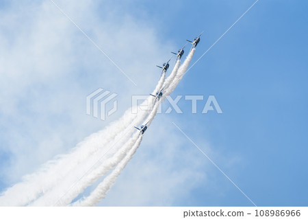 藍天上飛翔的松島空軍基地的藍色脈衝號 宮城縣東松島市 108986966