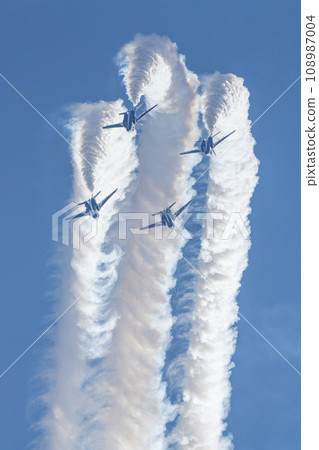 藍天上飛翔的松島空軍基地的藍色脈衝號 宮城縣東松島市 108987004
