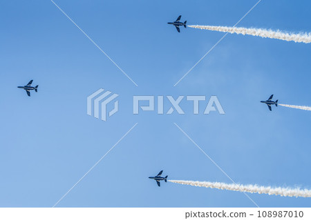 藍天上飛翔的松島空軍基地的藍色脈衝號 宮城縣東松島市 108987010