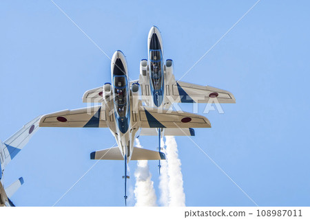 藍天上飛翔的松島空軍基地的藍色脈衝號 宮城縣東松島市 108987011
