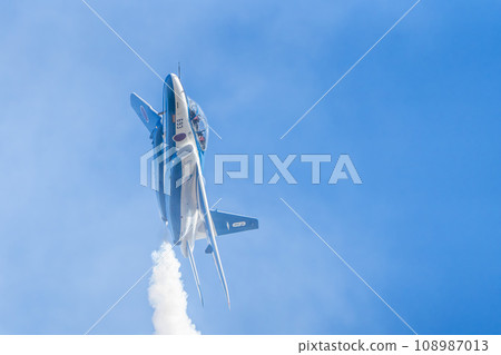 藍天上飛翔的松島空軍基地的藍色脈衝號 宮城縣東松島市 藍天上飛翔的松島空軍基地的藍色脈衝號 宮城縣東松島市 108987013