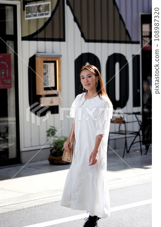 走在購物街上的女人 108987320