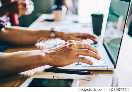 Courses for IT professionals at digital netbook.Installing app on device 108987474