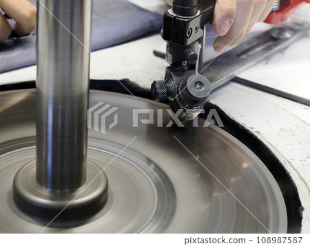 diamond cutting machine close up detail diamond cutting machine close up detail 108987587