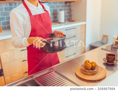 女人做飯 108987984