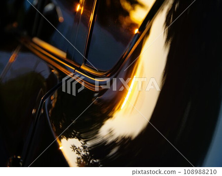 光線反射到汽車上 光線反射到汽車上 108988210