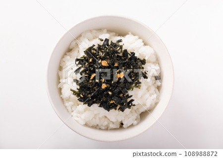 紫蘇裙帶菜香松佐鮭魚和鱈魚子 紫蘇裙帶菜香松佐鮭魚和鱈魚子 108988872