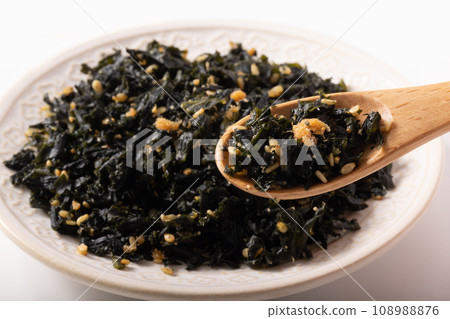 紫蘇裙帶菜香松佐鮭魚和鱈魚子 紫蘇裙帶菜香松佐鮭魚和鱈魚子 108988876