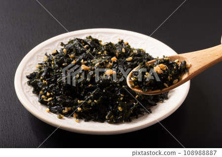 紫蘇裙帶菜香松佐鮭魚和鱈魚子 108988887