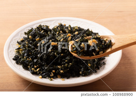 紫蘇裙帶菜香松佐鮭魚和鱈魚子 紫蘇裙帶菜香松佐鮭魚和鱈魚子 108988900