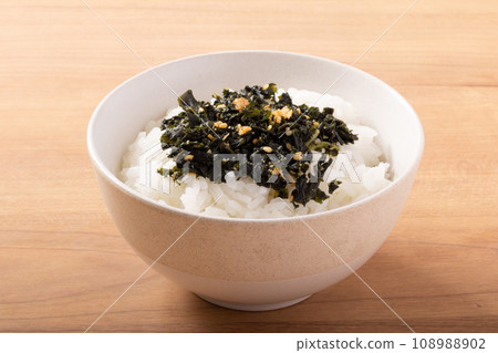 紫蘇裙帶菜香松佐鮭魚和鱈魚子 紫蘇裙帶菜香松佐鮭魚和鱈魚子 108988902