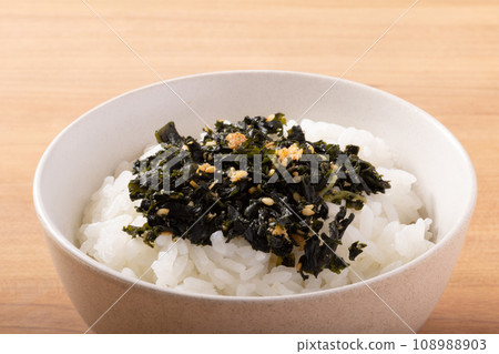 紫蘇裙帶菜香松佐鮭魚和鱈魚子 紫蘇裙帶菜香松佐鮭魚和鱈魚子 108988903
