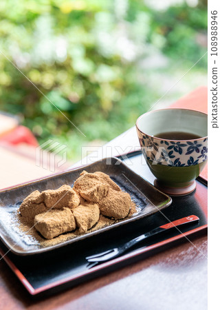 Kuzumochi, tea, and Japanese sweets 108988946