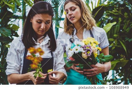 asian floris making workshop for young employee during time in greenery 108988949