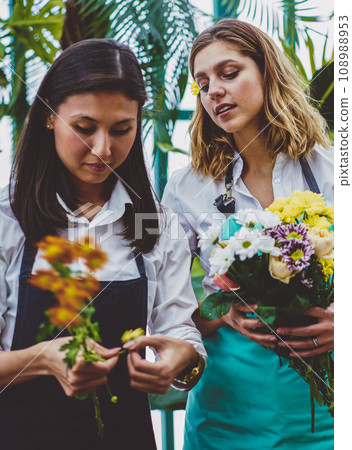 asian floris making workshop for young employee during time in greenery 108988953