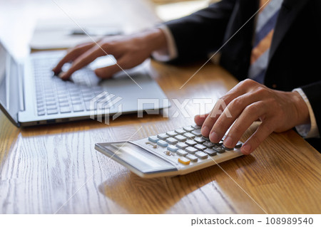 使用計算器的商人的手 108989540