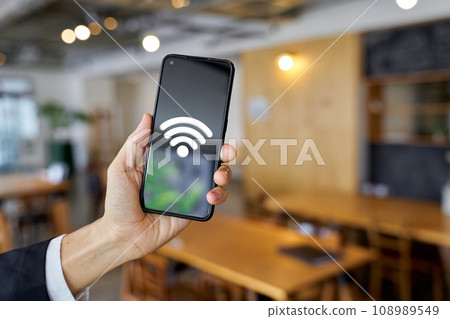 一位商人在咖啡館使用 Wi-Fi 的手 一位商人在咖啡館使用 Wi-Fi 的手 108989549