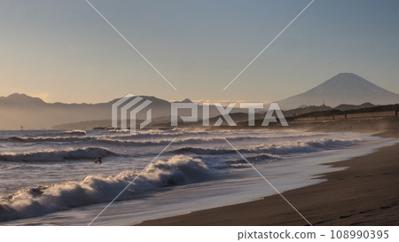 Chigasaki coast and Mt. Fuji 108990395