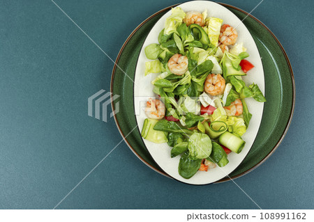 Delicious shrimp salad with shrimp. 108991162