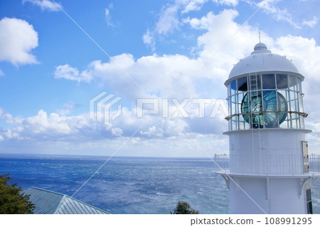 天空、大海和室戶岬燈塔(高知縣室戶市) 天空、大海和室戶岬燈塔(高知縣室戶市) 108991295