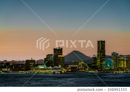 [神奈川縣] 從海灣大橋看到的橫濱港未來夜景（11月） 108991333